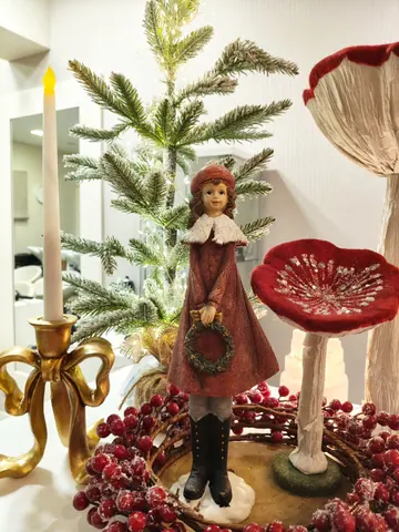 Menina em resina com cogumelos